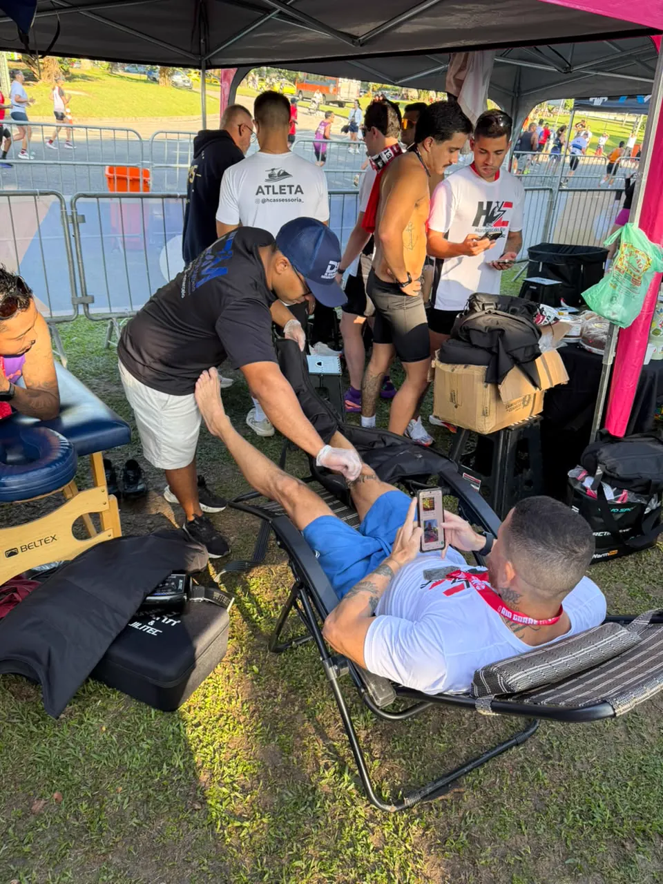 Atendimento de fisioterapia em atleta na tenda da DM durante evento de corrida