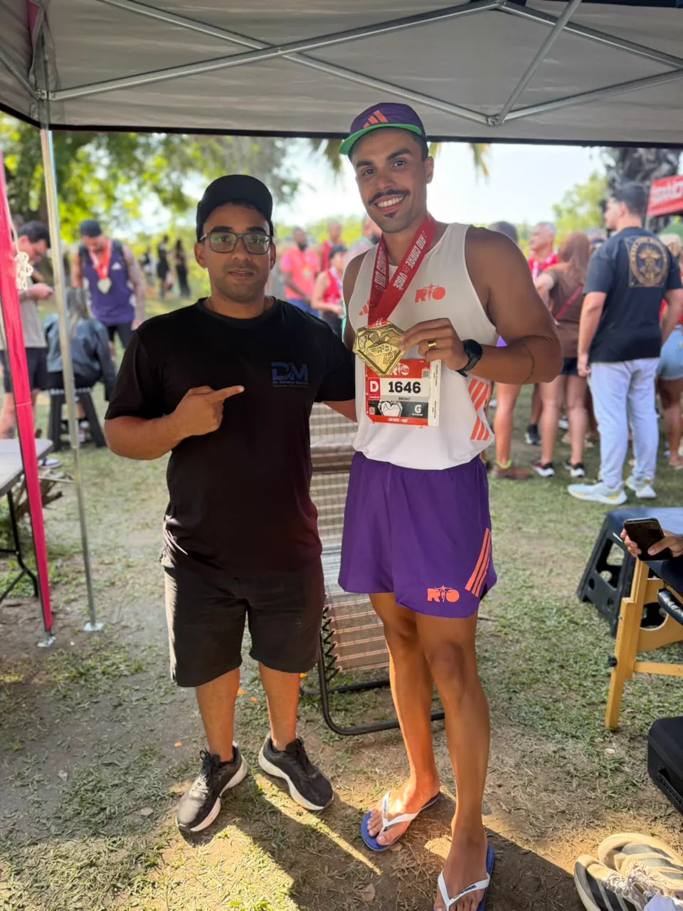 Dr. Develyn com atleta medalhista na tenda de atendimento do Rio Corre